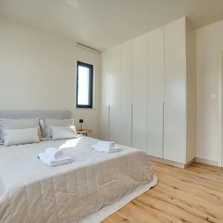 Avalon Gardens 43 Emba